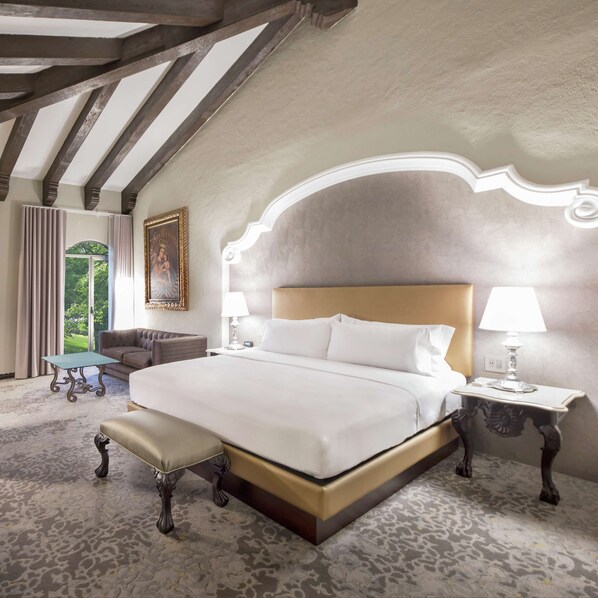 Room, 1 King Bed, Corner | Living area | Smart TV