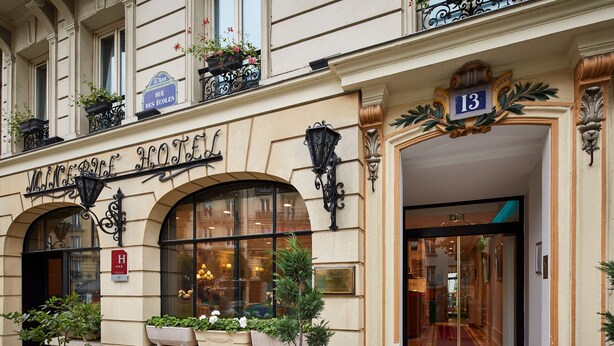 A hotel entrance with a sign reading "Mairie de Hotel" and a number "13" above the door. - Hôtel Minerve Paris (Paris)