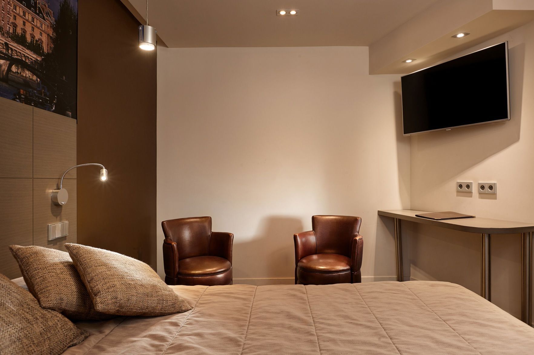 Individually decorated, desk, soundproofing, free WiFi