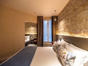 Superior Single Room | Individually decorated, desk, soundproofing, free WiFi