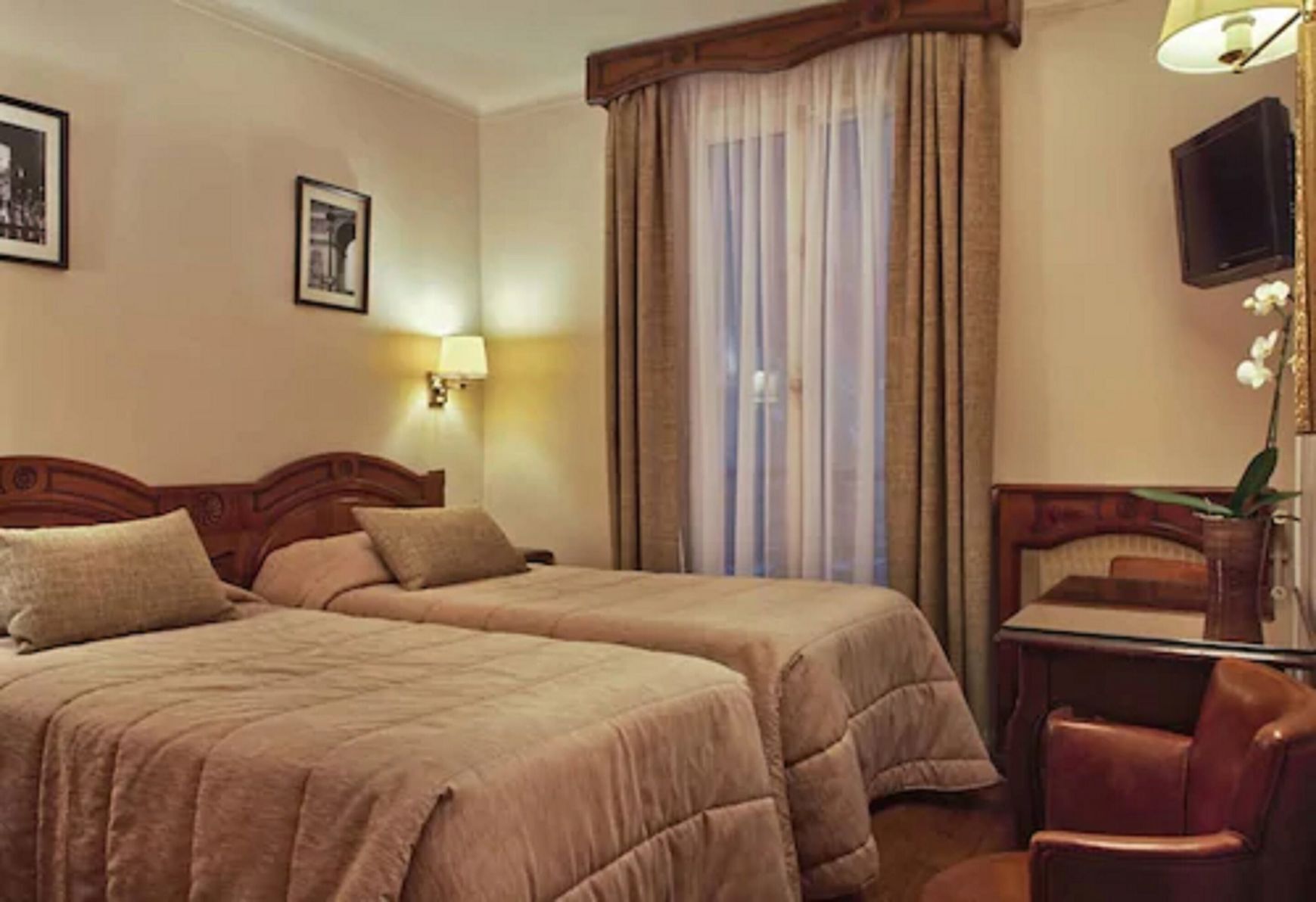 Individually decorated, desk, soundproofing, free WiFi