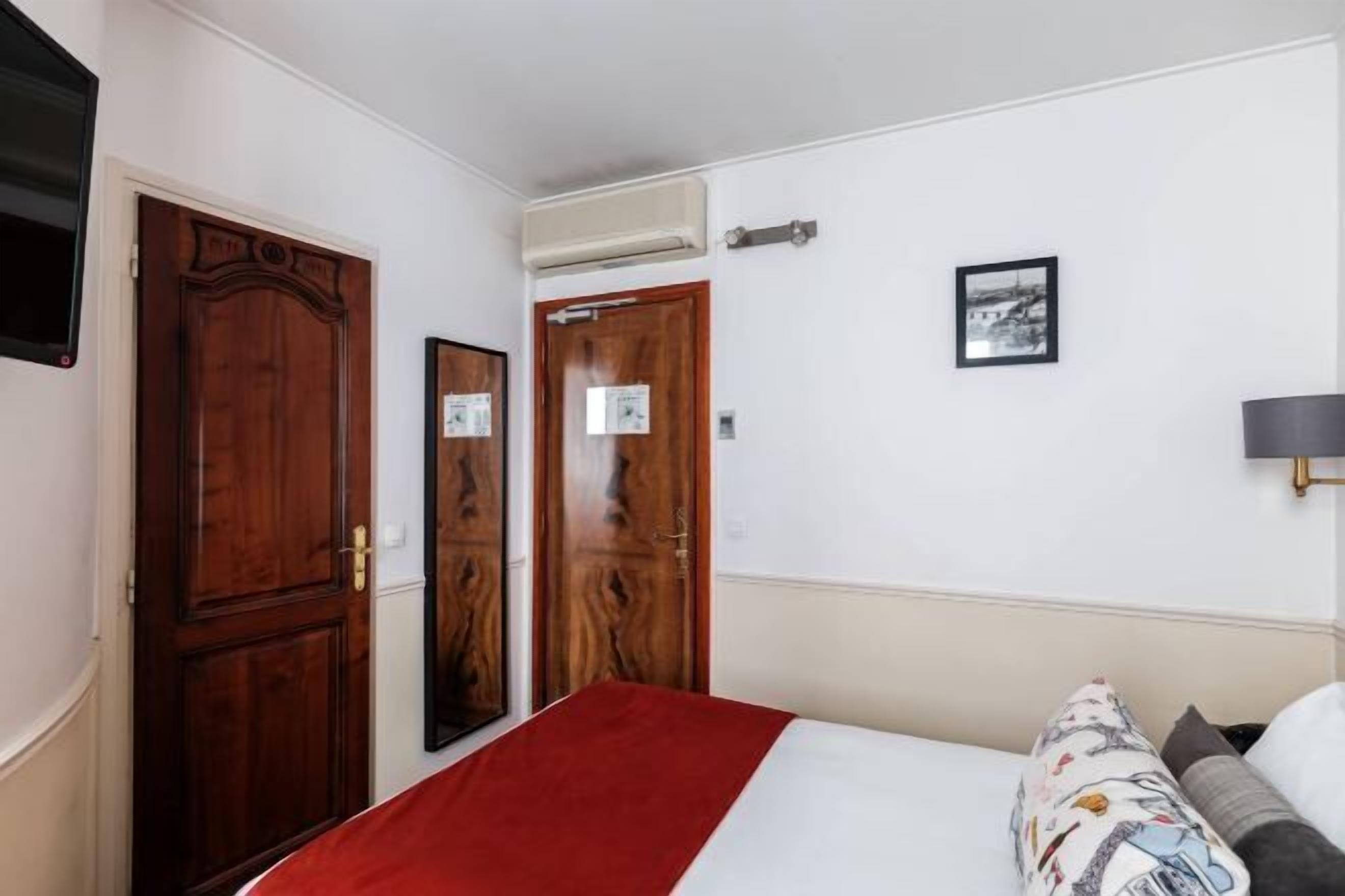 Decoración personalizada, escritorio, insonorización y wifi gratis 