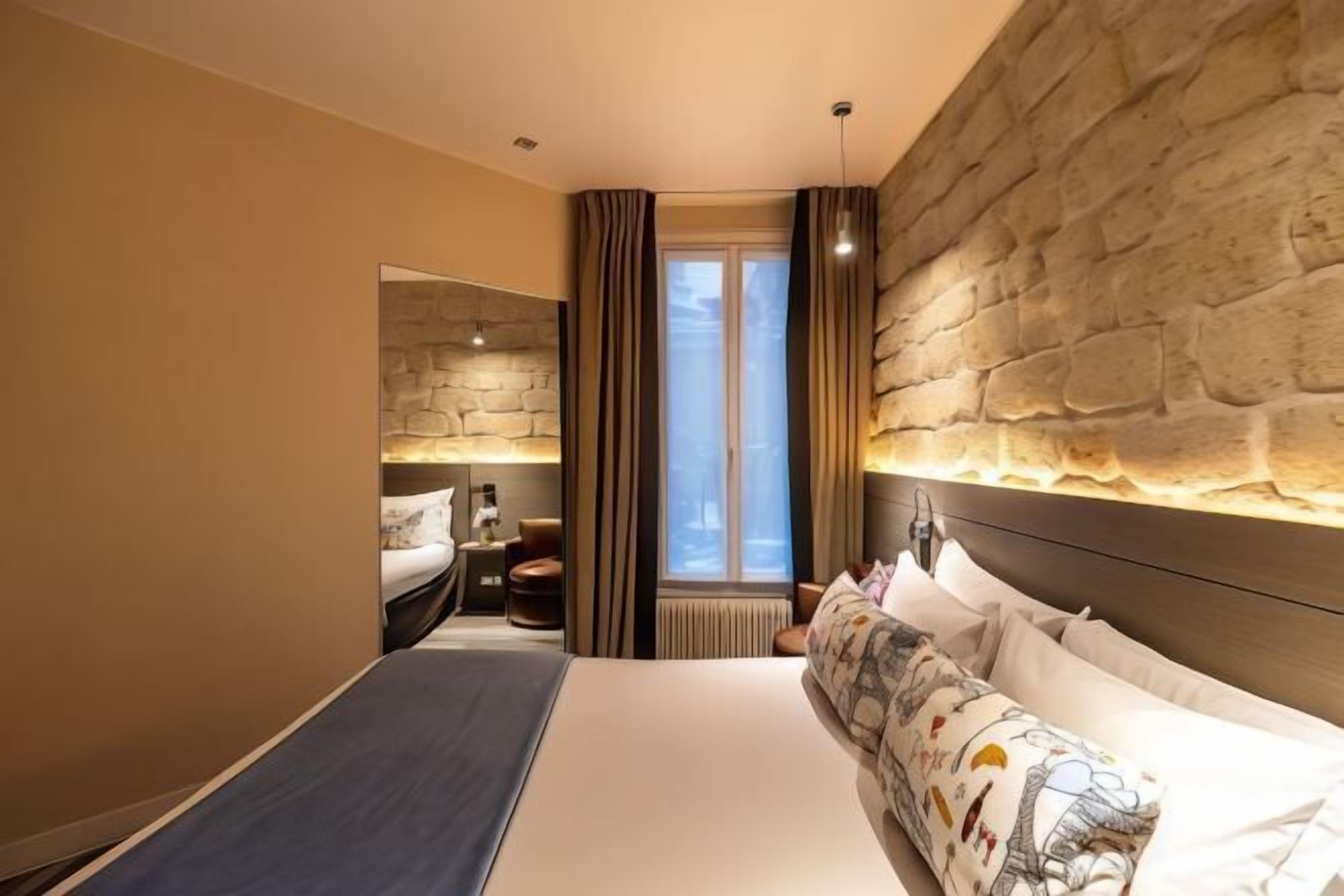 Decoración personalizada, escritorio, insonorización y wifi gratis 