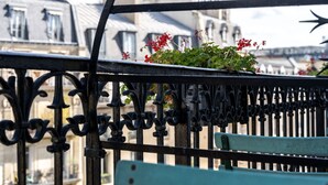 A balcony with wrought iron railings and a bench. - Hôtel Minerve Paris (Paris)