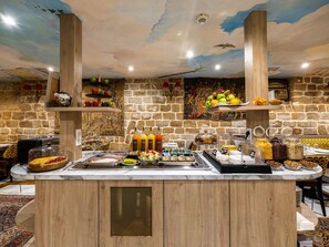 Petit déjeuner buffet servi tous les jours en supplément