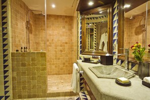 Master Suite | Badezimmer | Dusche, Regendusche, Designer-Toilettenartikel, Haartrockner
