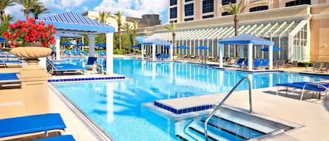 Piscina externa, funciona das 9h às 19h30, espreguiçadeiras