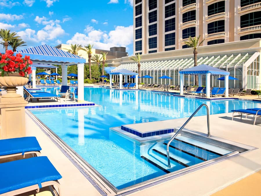 AuĂenpool, geöffnet von 09:00 Uhr bis 19:30 Uhr, LiegestĂŒhle