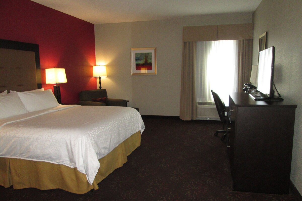 Standard Room, 1 King Bed (Extra Floor Space) | In-room safe, desk, blackout drapes, soundproofing