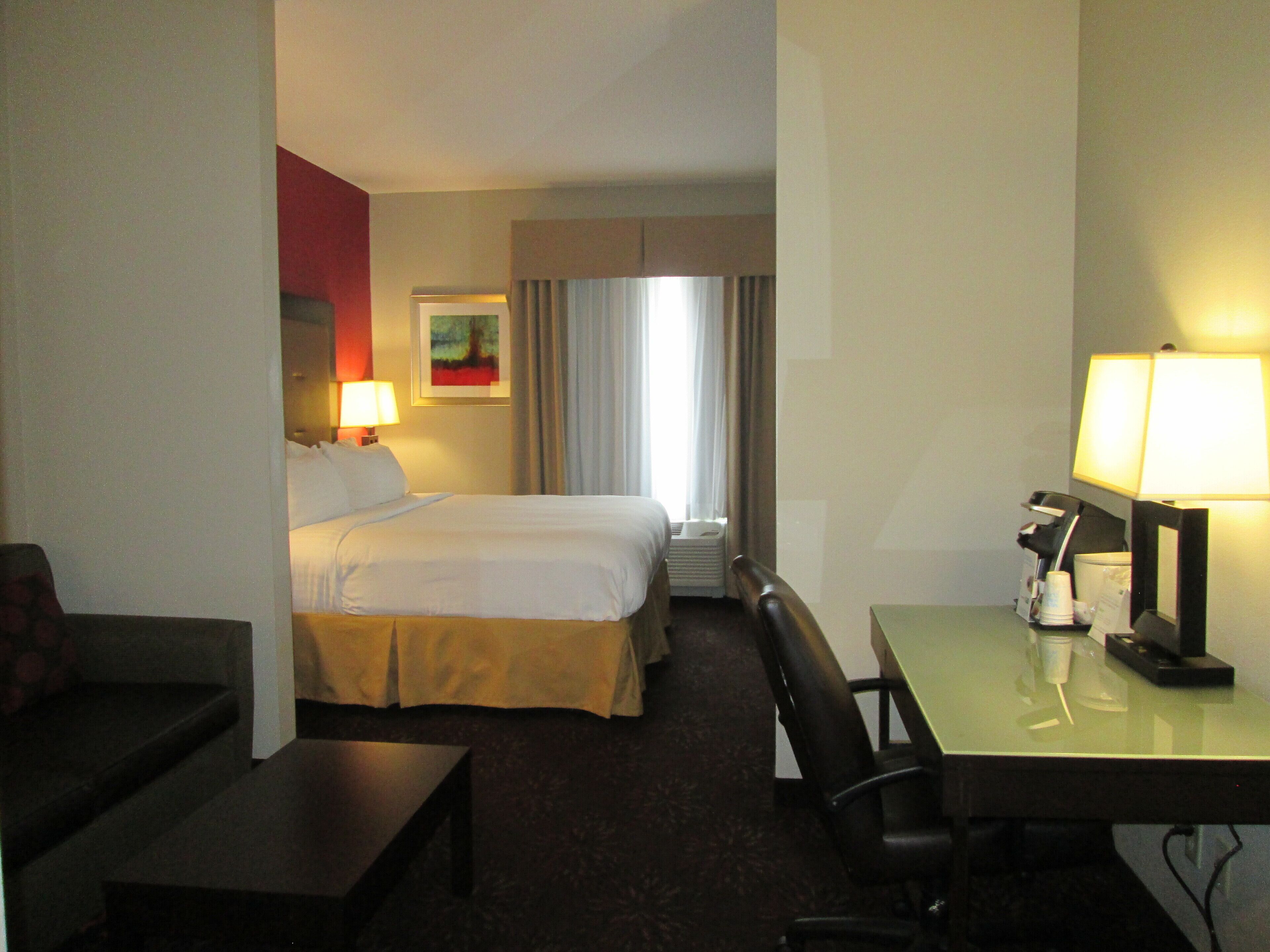 Deluxe Room, 1 King Bed, Non Smoking | In-room safe, desk, blackout curtains, soundproofing