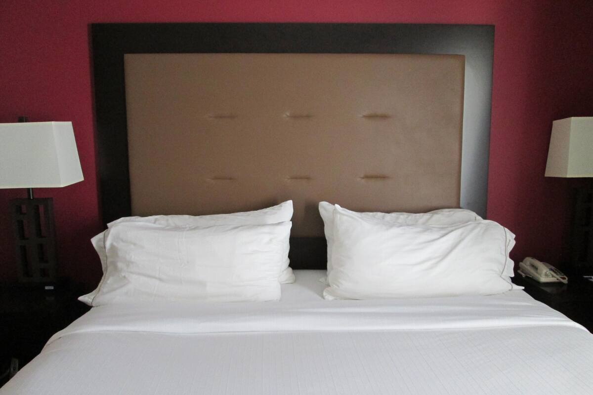 Room, 1 King Bed, Non Smoking (Leisure) | In-room safe, desk, blackout drapes, soundproofing