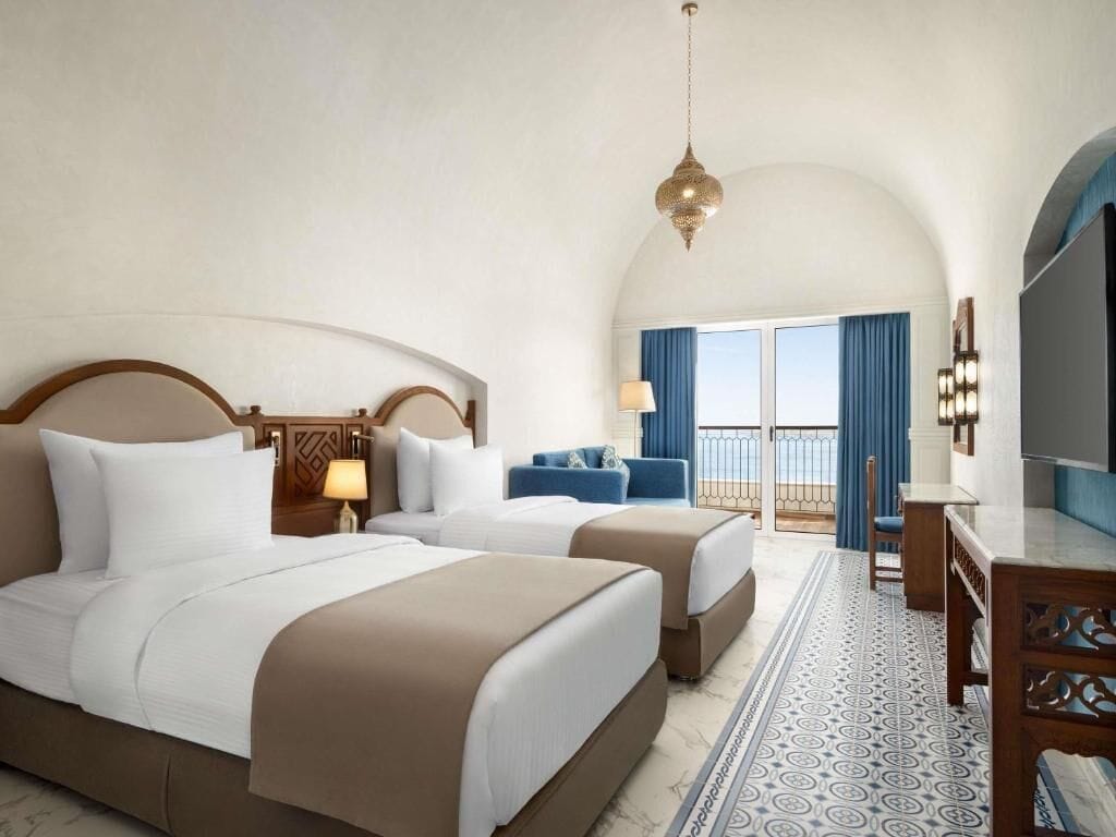 Sengetøy av topp kvalitet, minibar, safe på rommet og blendingsgardiner