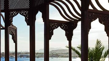 5 bares o lounges, 2 bares en la playa, bar junto a la alberca