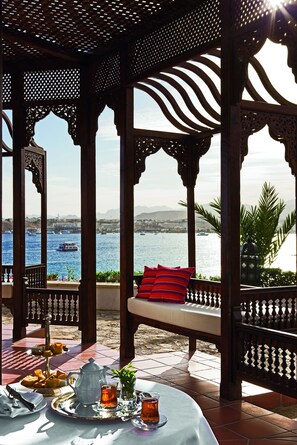 5 bars, 2 bars a la platja i un bar al costat de la piscina 