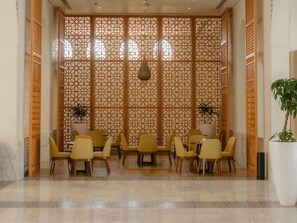 5 บาร์/เลานจ์, 2 บาร์ริมหาด, บาร์ริมสระว่ายน้ำ