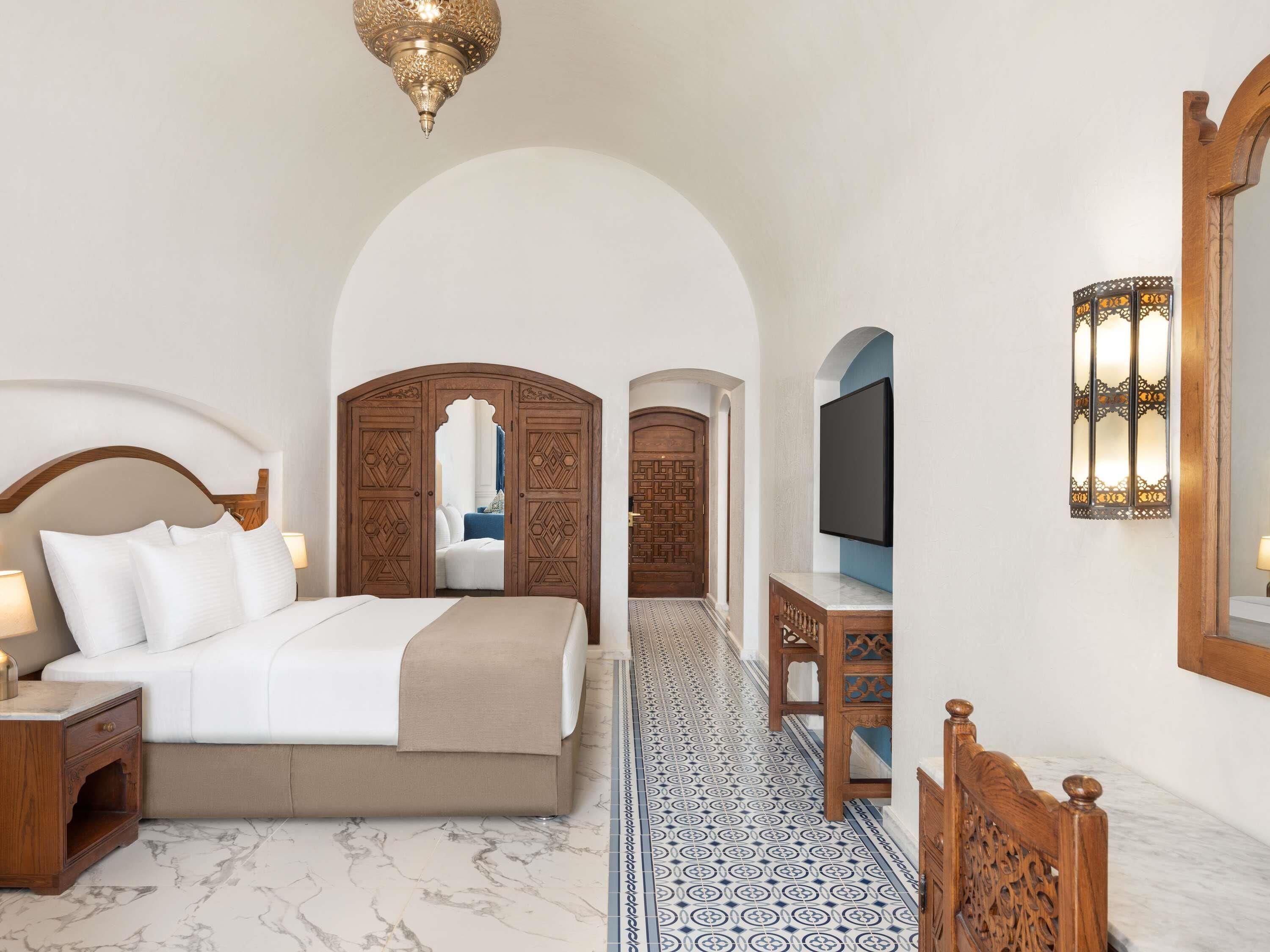 Sengetøy av topp kvalitet, minibar, safe på rommet og blendingsgardiner