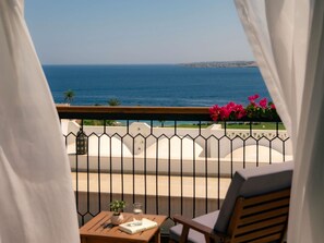 Premium bedding, minibar, in-room safe, blackout drapes - Mövenpick Resort Sharm El Sheik Naama Bay (Sharm El Sheikh)