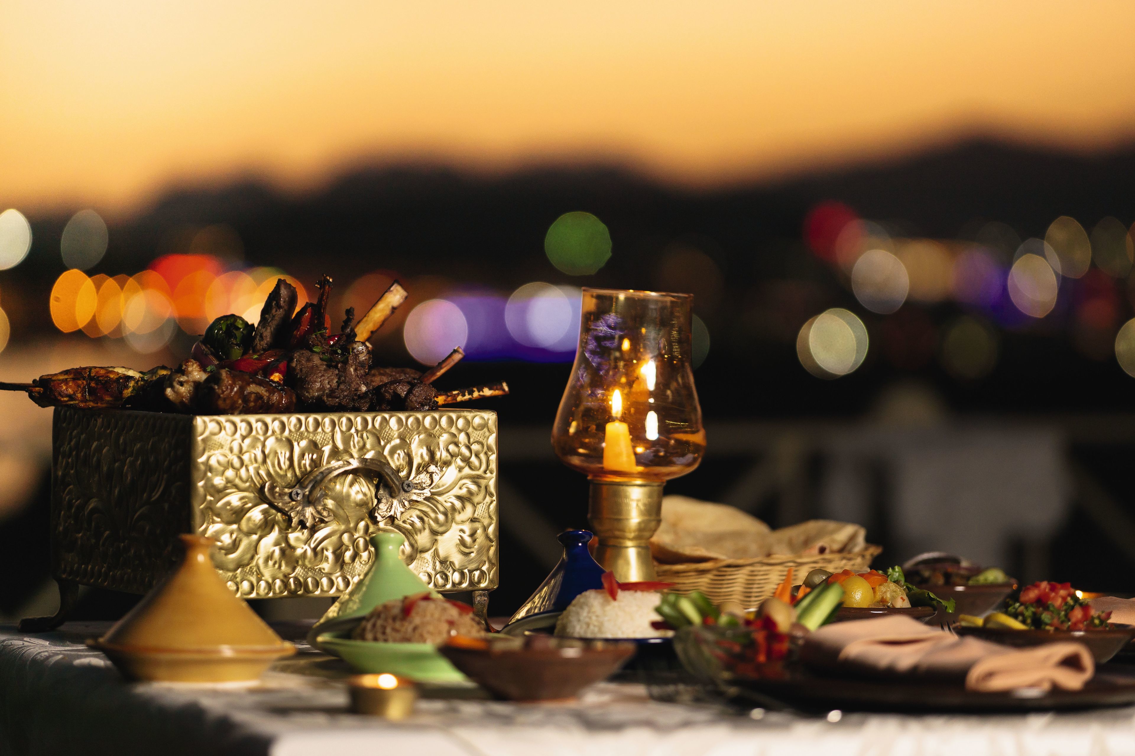 3 restaurants, lunch, dinner served; international cuisine