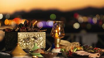 3 restaurantes; se sirven almuerzos, cenas y cocina internacional