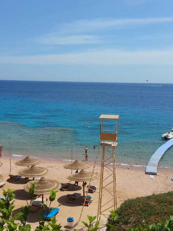 Playa privada, sillas reclinables de playa, sombrillas, toallas de playa