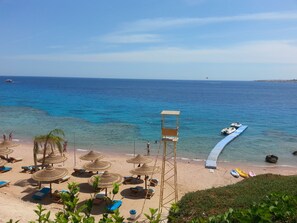 Playa privada, tumbonas, sombrillas y toallas de playa