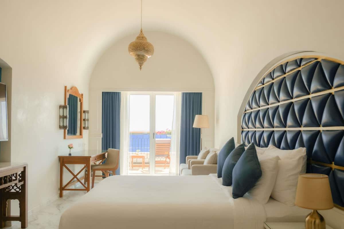 Suite ejecutiva, varias camas, vista al mar | Ropa de cama de alta calidad y minibar