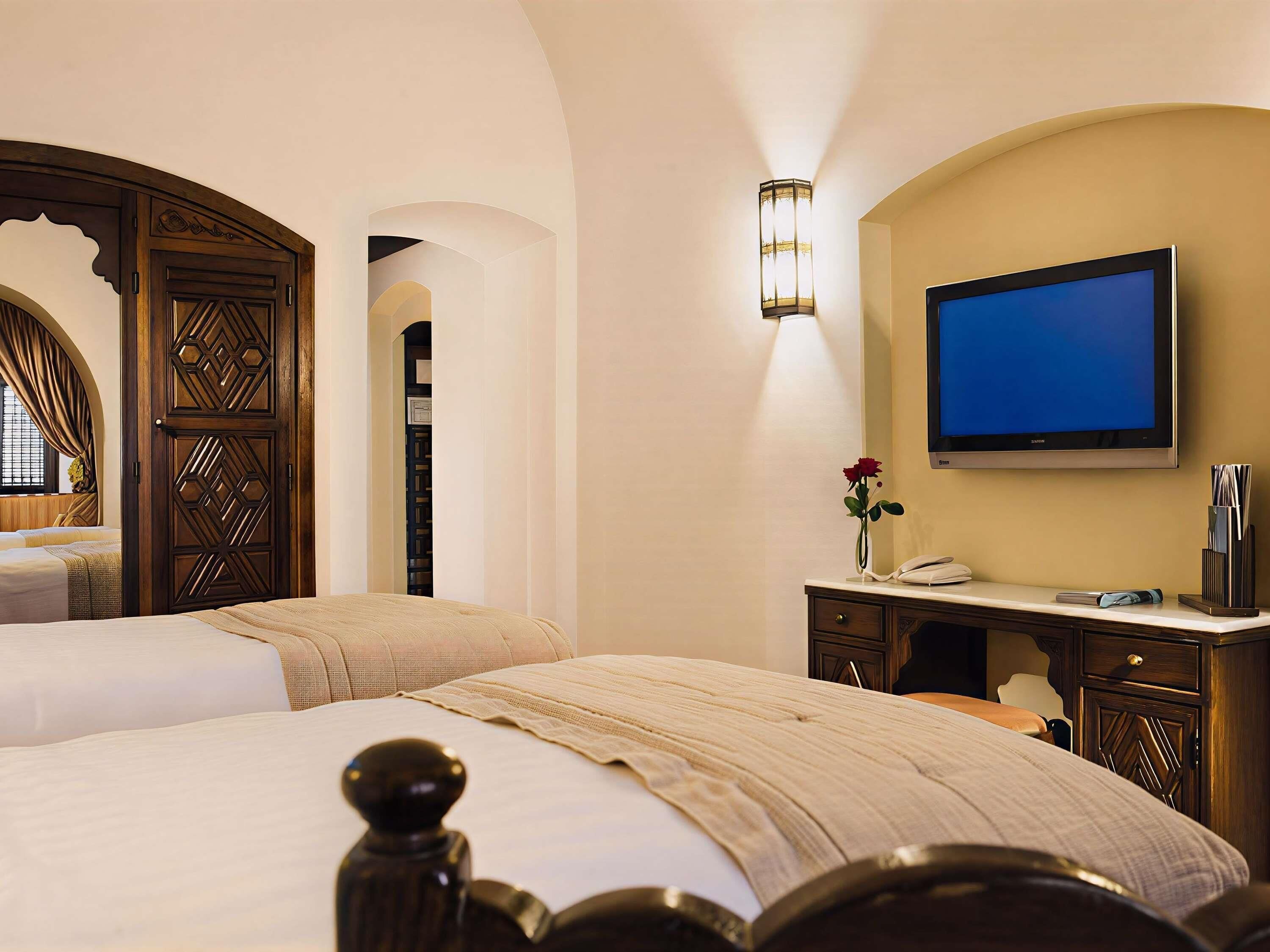 Habitación clásica con 2 camas individuales, 2 camas individuales, vistas parciales al mar | Ropa de cama de alta calidad, minibar, caja fuerte y cortinas opacas