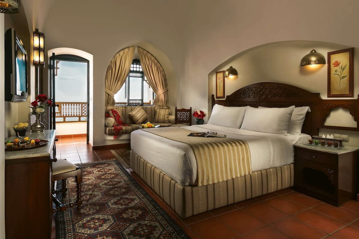 Roupas de cama premium, frigobar, cofres nos quartos, cortinas blackout