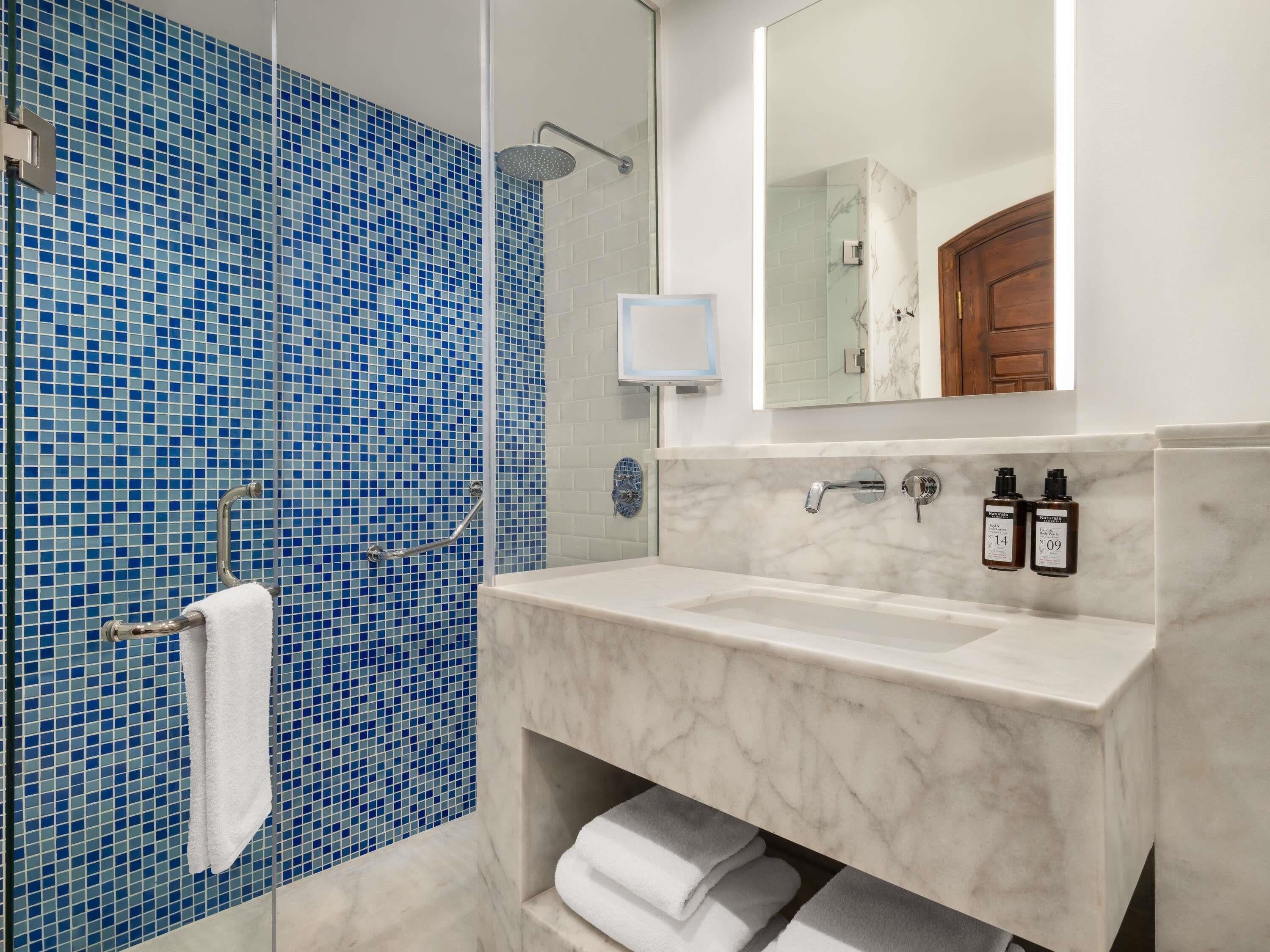 Luxe beddengoed, een minibar, een kluis op de kamer