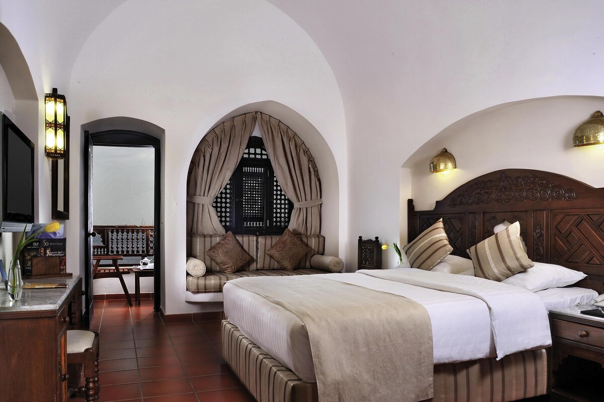 Classic Room, 1 Queen Bed, Partial Sea View | Premium bedding, minibar, in-room safe, blackout curtains