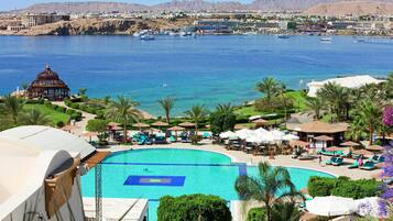 Una piscina al aire libre (de 08:30 a 17:30), sombrillas, tumbonas