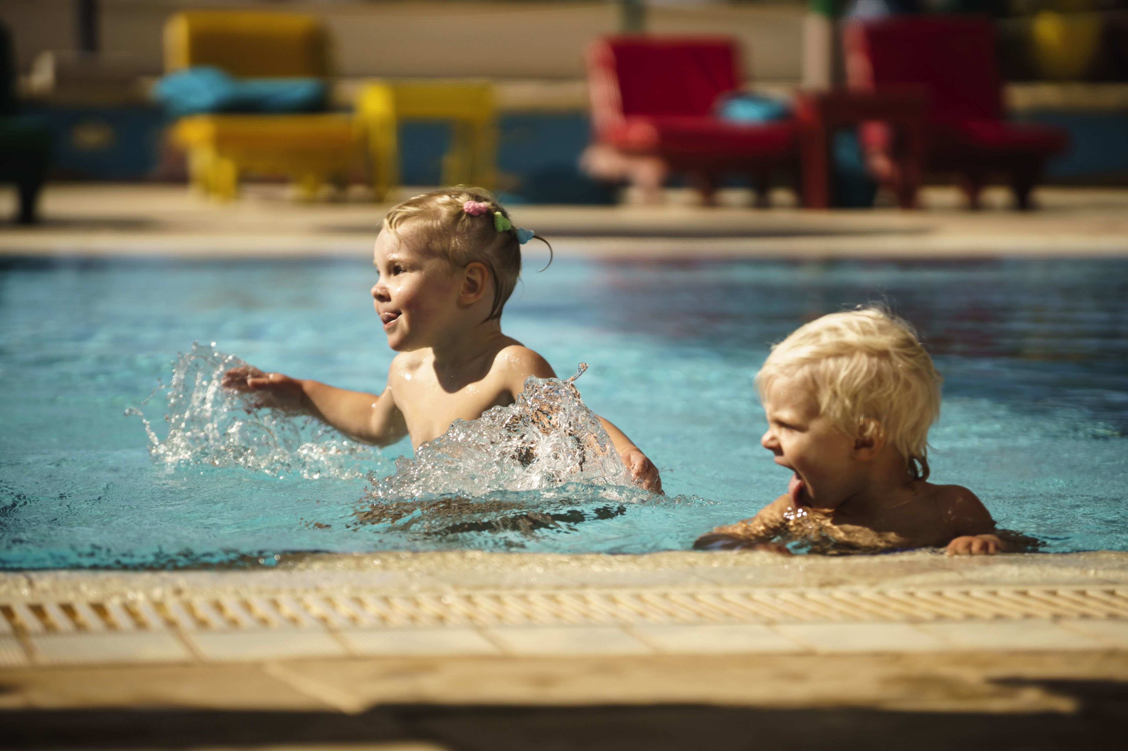 屋外プール、営業時間 8:30 ～ 17:30、プール パラソル、サンラウンジャー