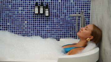 Suíte executiva, várias camas, vista para o mar | 1 quarto, roupas de cama premium, frigobar, cofres nos quartos