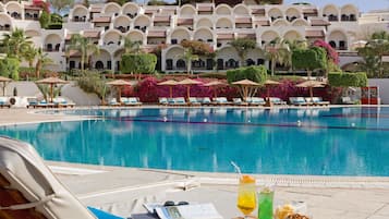 Utendørsbasseng, bassengparasoller og solsenger