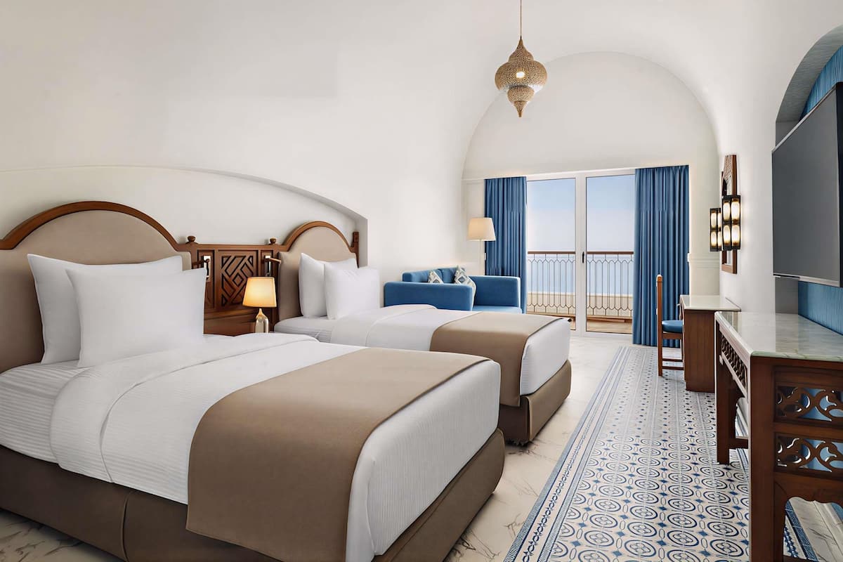 Deluxe Twin Room, Sea View (Panoramic) | Peralatan tempat tidur premium, bar mini, peti besi dalam bilik