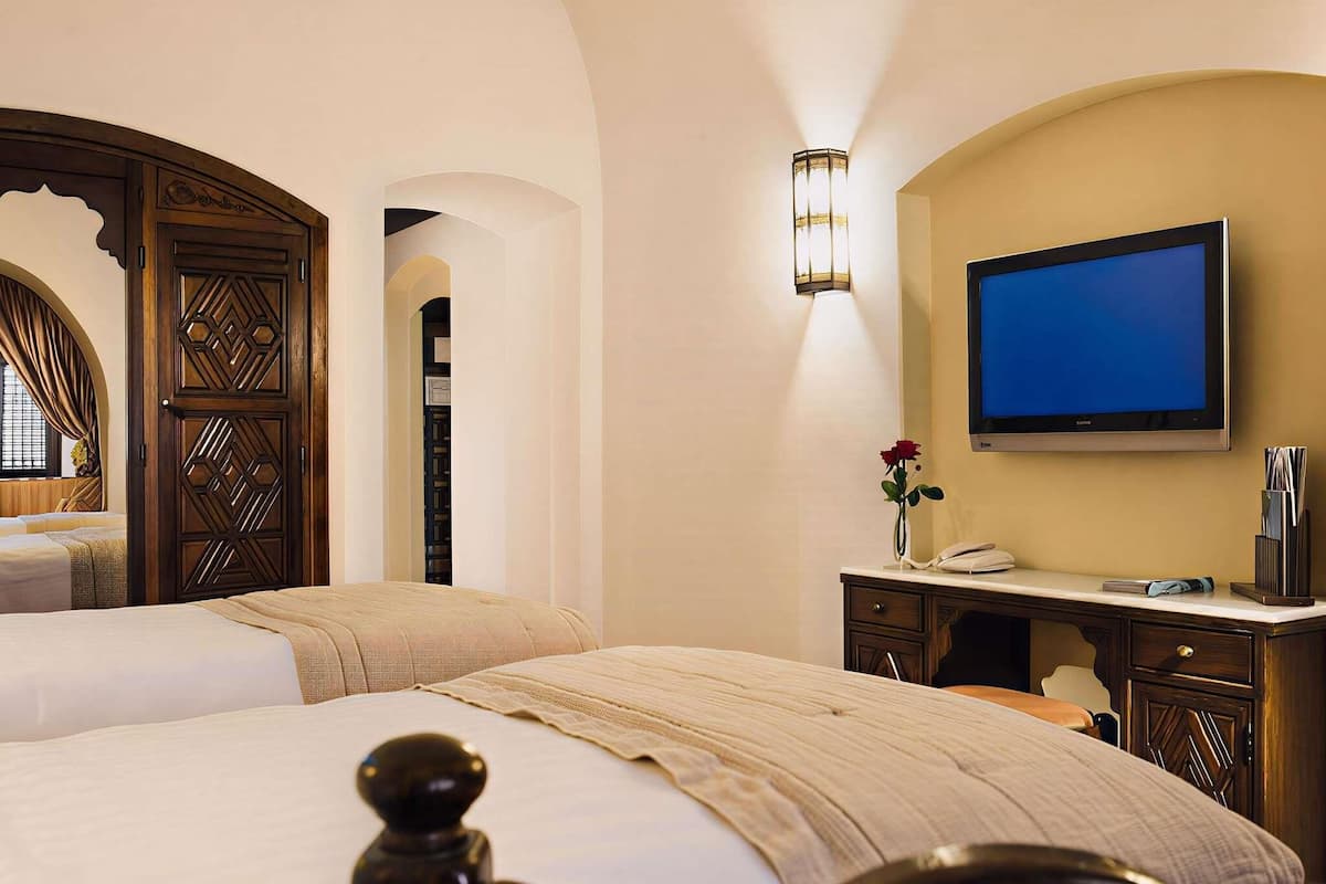 Camera Classic con 2 letti singoli, 2 letti singoli, vista mare parziale | Biancheria da letto di alta qualità, minibar, una cassaforte in camera