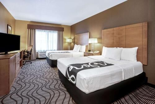 Ropa de cama de alta calidad, camas con pillow-top y escritorio 