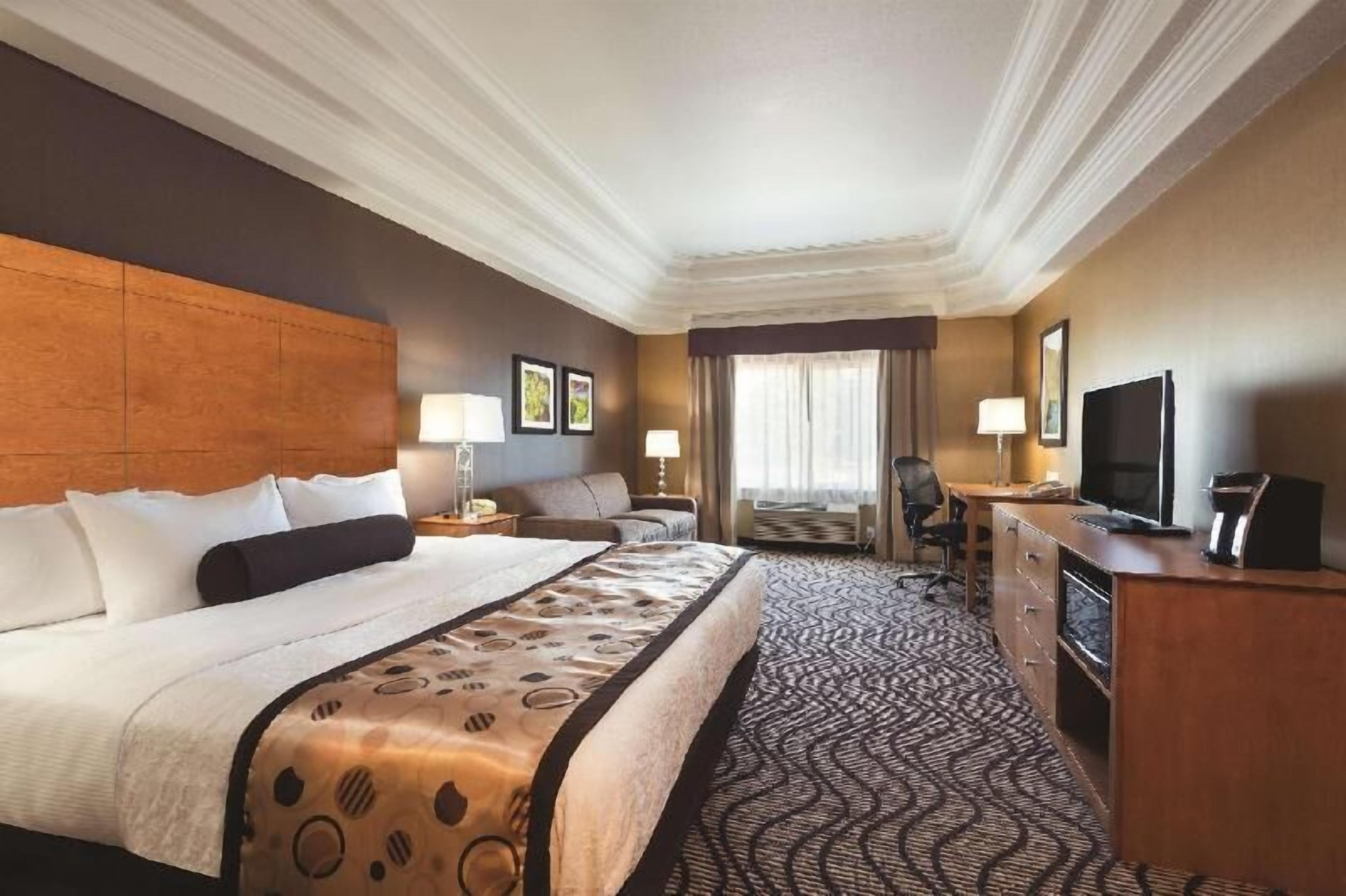 Premium bedding, pillowtop beds, desk, laptop workspace