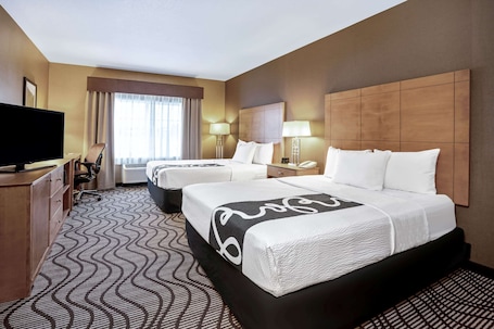 Premium bedding, pillowtop beds, desk, laptop workspace. La Quinta Inn & Suites by Wyndham Coeur d`Alene