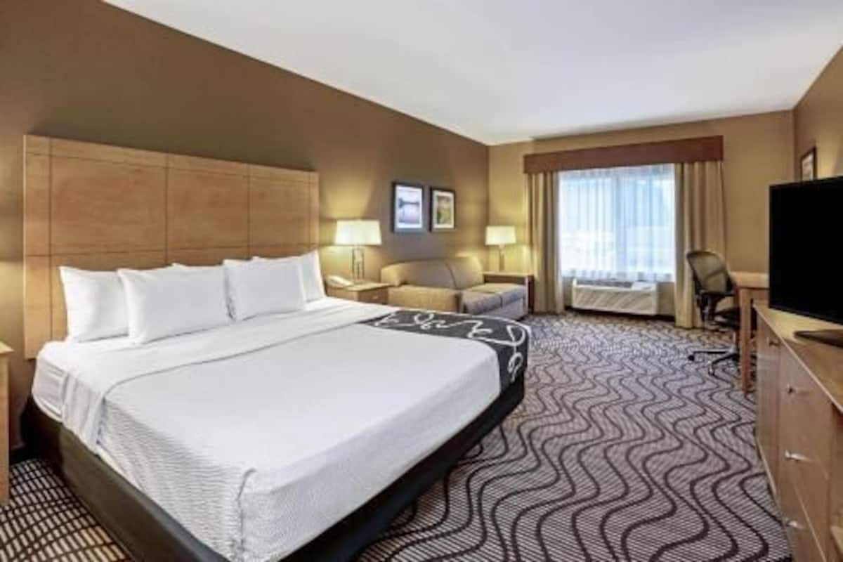 Ropa de cama de alta calidad, camas con pillow-top y escritorio