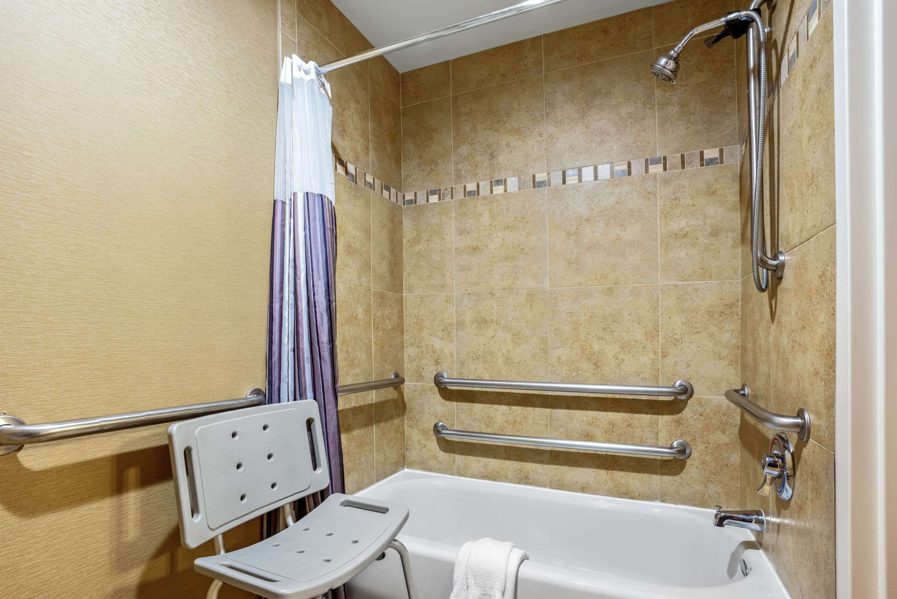 combined shower/bathtub, eco-friendly toiletries, hair dryer, towels