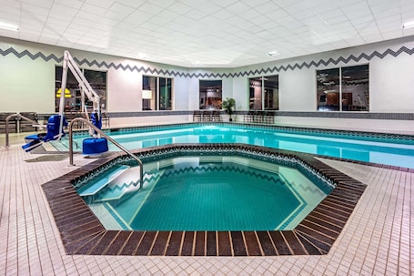 Outdoor spa tub. La Quinta Inn & Suites by Wyndham Coeur d`Alene