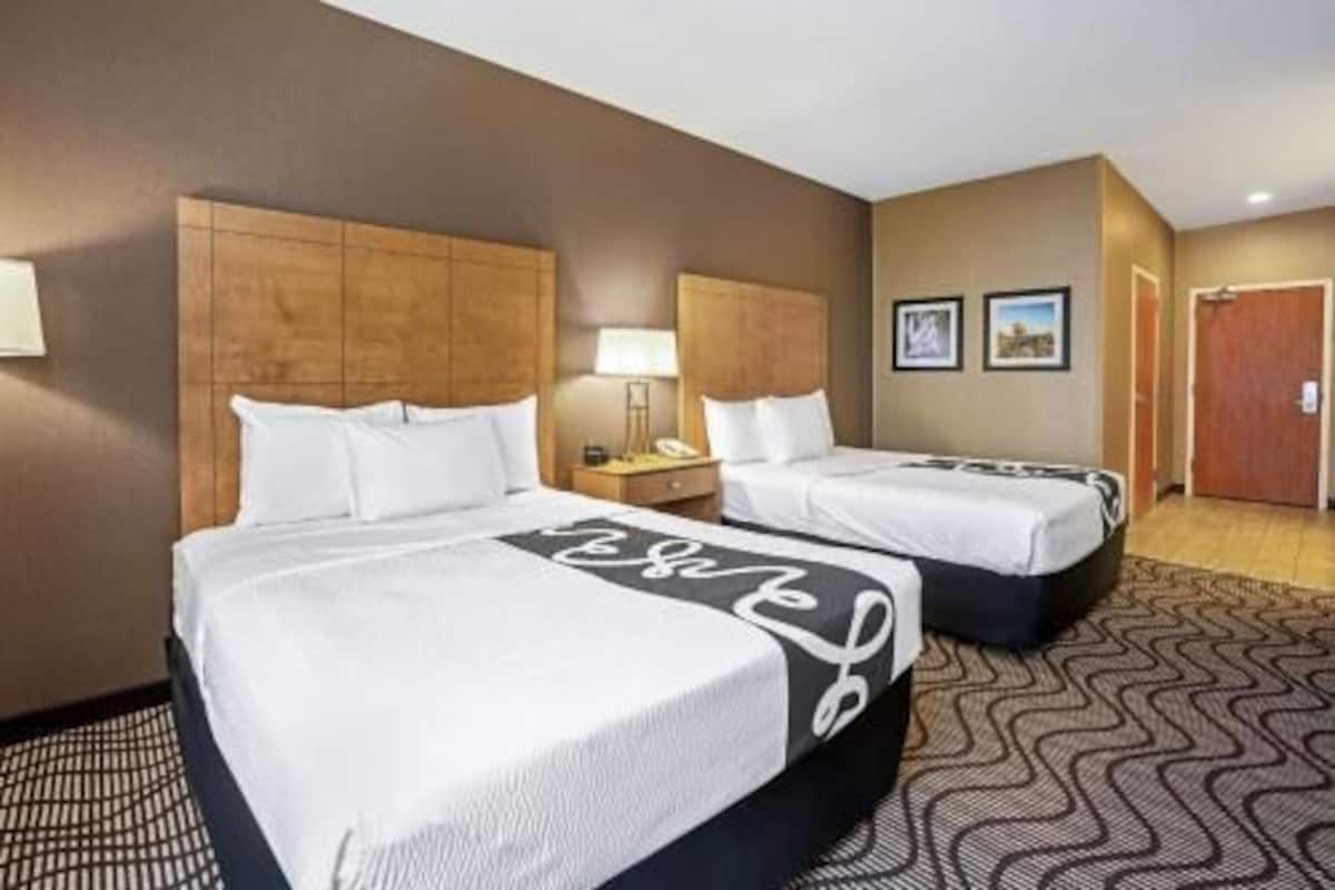 Ropa de cama de alta calidad, camas con pillow-top y escritorio