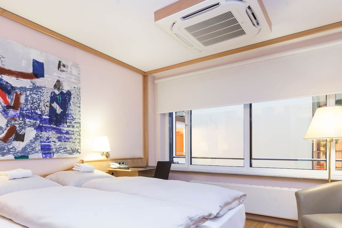 Business-Doppelzimmer, allergikerfreundlich (Atrium Facing) | 1 Schlafzimmer, hochwertige Bettwaren, kostenlose Minibar, Zimmersafe