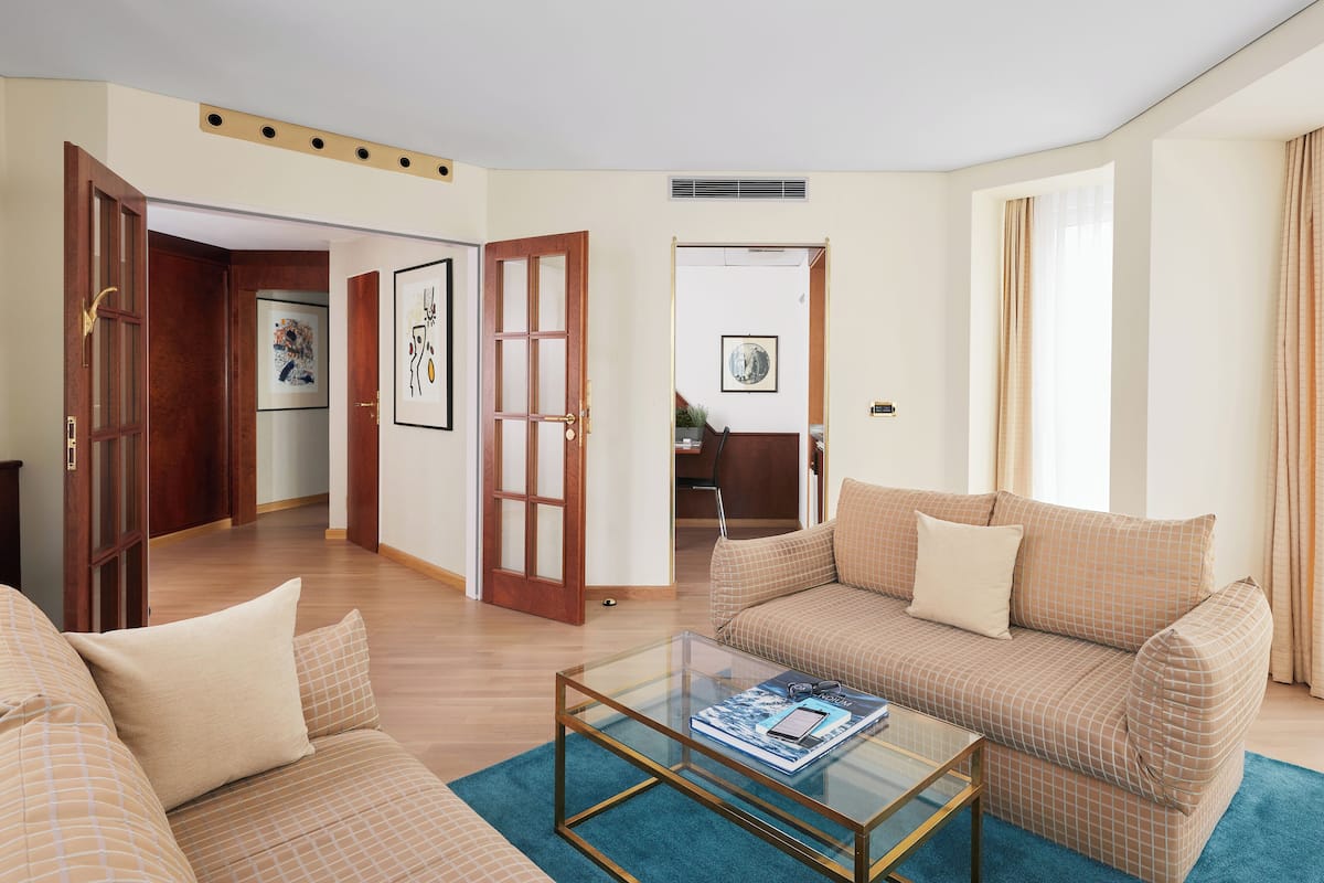 X-Group Rate | Living area | Flat-screen TV