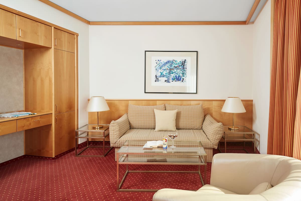 Premium bedding, free minibar, in-room safe, desk