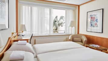 Chambre Double Affaires, hypoallergénique (Atrium Facing) | Literie de qualité supérieure, coffres-forts dans les chambres, bureau