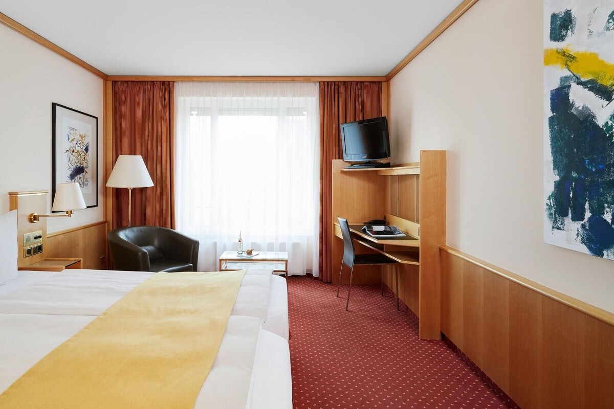 Premium bedding, in-room safe, desk, laptop workspace