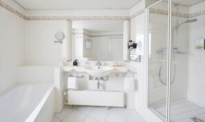 Executive Apartment | Bathroom | Hair dryer, towels, soap, toilet paper - Living Hotel Großer Kurfürst (Berlin)