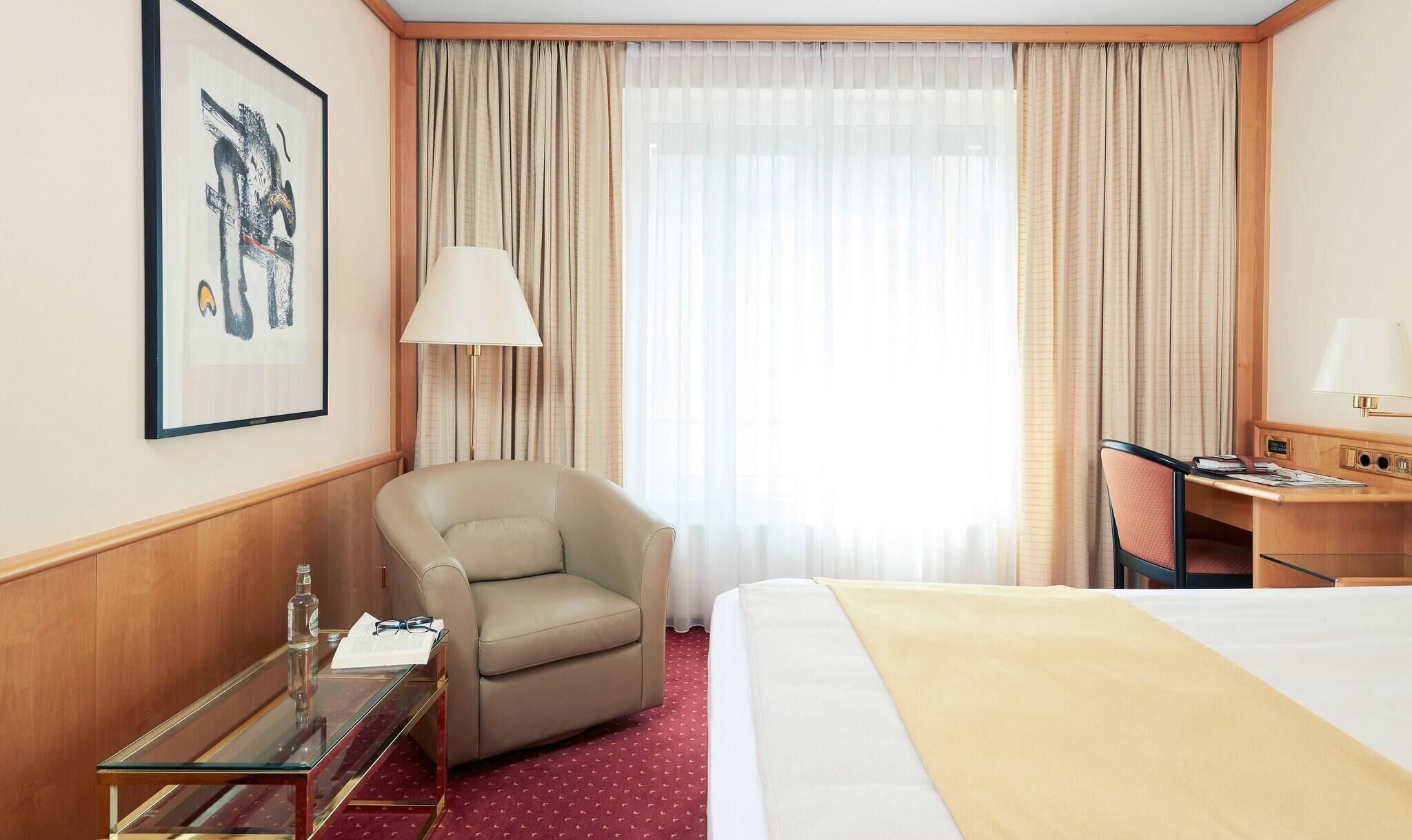Literie de qualité supérieure, coffres-forts dans les chambres, bureau